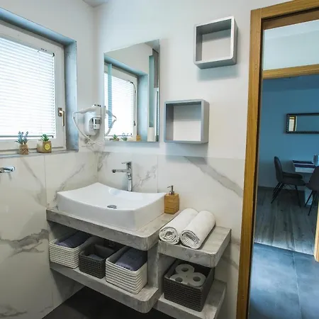 Ma&ja With Hot Tub * Metlika